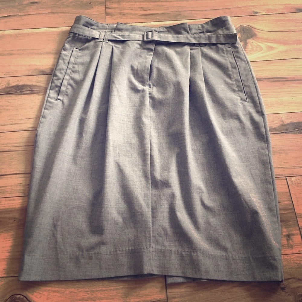 Gray skirt with belt